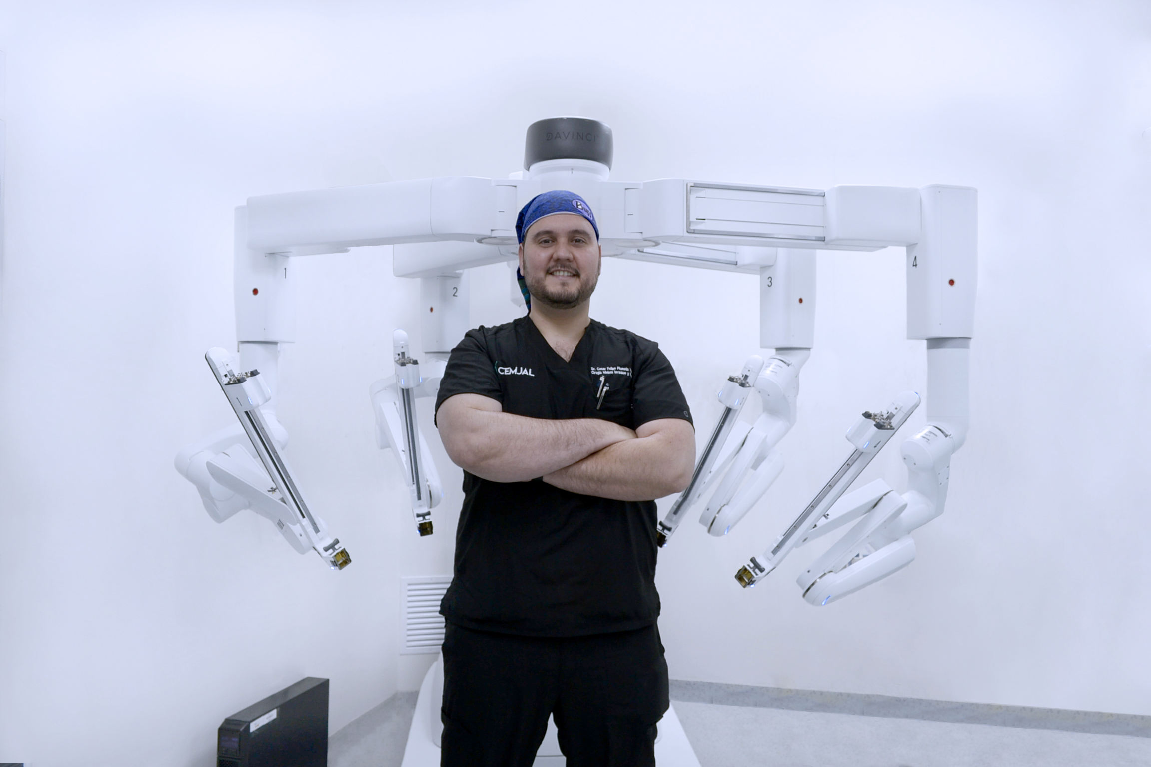 Dr.Cesar Felipe Ploneda Valencia robotic surgery